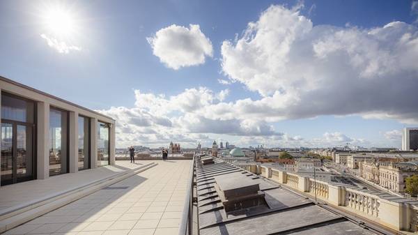 Auf dem Dachgeschoss befindet sich das Restaurant und Café Baret mit grandioser Aussicht über Berlin. 