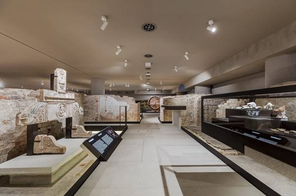 Über Sonder-Frontblenden kommt die Zuluft in die Ausstellungsräume.