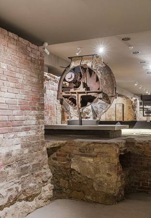 Bei den Ausgrabungen entdeckte man einen alten Ventilator, der bereits um 1894 für frische Luft im damaligen Schloss sorgte und als „Mutter aller Ventilatoren“ bezeichnet wurde.