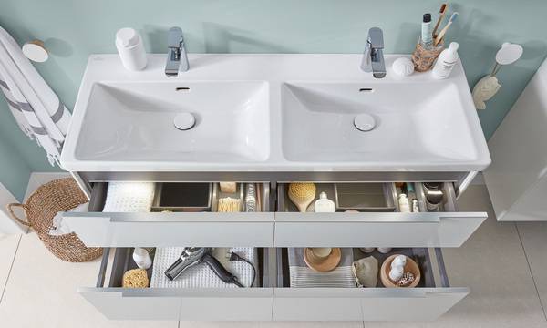 ... einem Doppel-Waschbecken.