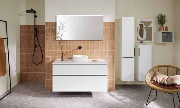 Wie alle Griffe von Eqio gibt es die neue Griffleiste in Chrom und Schwarz Matt.