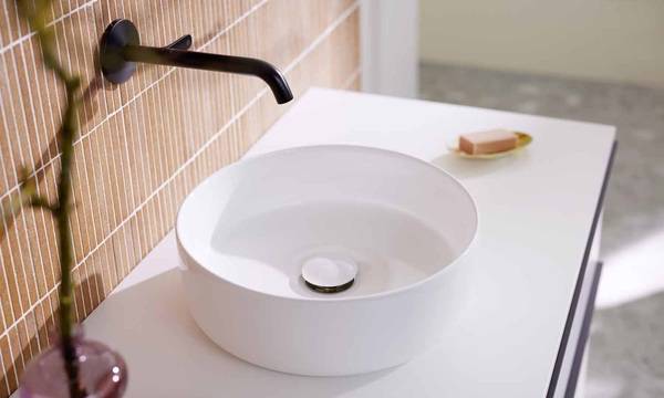 Bei burgbad gibt es die vorkonfigurierten Konsolenlösungen mit zwei Aufsatzwaschtischmodellen in weißer Keramik.