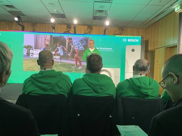 Bosch wird grün! Vor uns sitzt die Führungsriege der Bosch Thermotechnik bei der Pressekonferenz zum neuen Konzept.