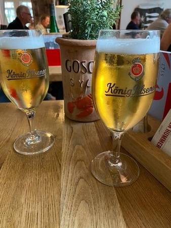 Auf den Gewinn wird natürlich auch mit seiner Frau angestoßen.