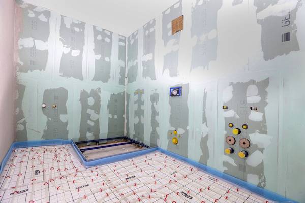 Nach der Installation der vorgefertigten Sanitärwände wurden diese beplankt.