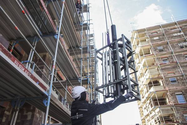 Für einige der Geberit GIS IV Wände ging es hoch hinaus: Sie wurden mit dem Kran an ihren jeweiligen Zielort gebracht. 