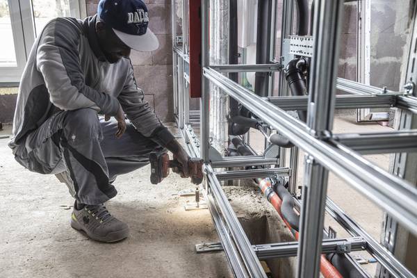 Die Geberit GIS IV Wände wurden in den Bädern vermessen und verschraubt.