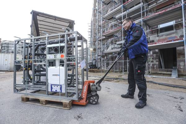 Die ca. 1.000 Geberit GIS IV Vorwände und ca. 800 Trennwände wurden per LKW angeliefert und nach der Abladung zunächst sortiert. 