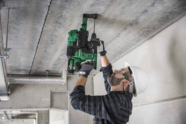 Die Bohrhämmer sind mit der hochleistungsfähigen Zyklonabsaugung mit HEPA-Filter kompatibel. Das sorgt für einen sauberen und damit sicheren Arbeitsbereich – selbst überkopf. Die Bohrhämmer sind mit der hochleistungsfähigen Zyklonabsaugung mit HEPA-Filter kompatibel. Das sorgt für einen sauberen und damit sicheren Arbeitsbereich – selbst überkopf.