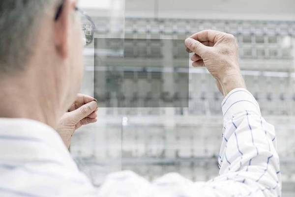 Anisotropien können mit Hilfe einer Polfilterfolie sichtbar gemacht werden.