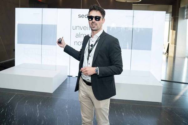 sedak-Vertriebsleiter Kevin Berni präsentierte bei der Produktvorstellung den Unterschied zwischen herkömmlich vorgespanntem Glas (rechts) und sedak tempered+ (links). Sichtbar werden die Anisotropien durch das Tragen einer polarisierten Sonnenbrille.