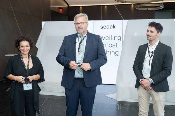 Bei der Produktpräsentation von sedak tempered+ am 13. September in New York stellten sich u.a. Beatriz Fernandez, Vertrieb Nordamerika sedak, Maic Pannwitz, VP sedak inc., und Kevin Berni, Vertriebsleiter sedak, den Fragen der rund 100 Gäste.
