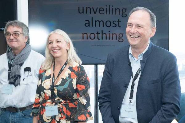 sedak-Geschäftsführer Bernhard Veh (re.) bei der Produkteinführung in New York. Im Hintergrund: Gery Chinzi (li) und Gaia Sperotto (mitte) (beide sedak Vertrieb).