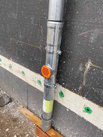 Sicherheit inklusive: Der „Loro HSÜ“ (Hoch€leistungs-Sicherheits-Überlauf) sorgt dafür, dass bei extremem Regen oder verstopften Abwasserkanälen kein Rückfluss nach oben erfolgt, sondern das Wasser auf die freie Fläche fließt. Sicherheit inklusive: Der „Loro HSÜ“ (Hoch€leistungs-Sicherheits-Überlauf) sorgt dafür, dass bei extremem Regen oder verstopften Abwasserkanälen kein Rückfluss nach oben erfolgt, sondern das Wasser auf die freie Fläche fließt.