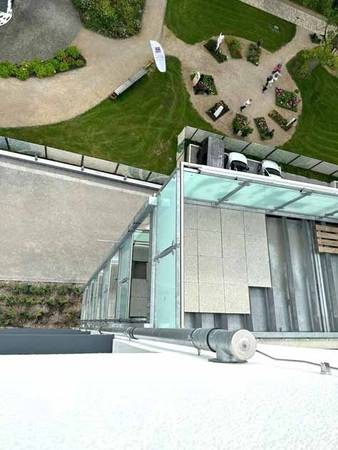 Die Fallleitungen entwässern die Balkone über einen Strang. Die Fallleitungen entwässern die Balkone über einen Strang.