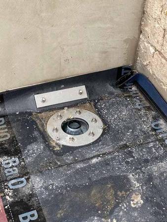 Haupt- und Notentwässerung auf dem Flachdach sind nach einem optimierten Verlege-Plan angeordnet. Mit den orangefarbenen Kappen sind die Notabläufe zudem gut zu erkennen. Haupt- und Notentwässerung auf dem Flachdach sind nach einem optimierten Verlege-Plan angeordnet. Mit den orangefarbenen Kappen sind die Notabläufe zudem gut zu erkennen.