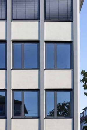 Um die Betonstützen plastisch stärker zu betonen, erzeugen zusätzliche Dämmplatten auf den Brüstungsfeldern wirkungsvolle Schattenfugen. Um die Betonstützen plastisch stärker zu betonen, erzeugen zusätzliche Dämmplatten auf den Brüstungsfeldern wirkungsvolle Schattenfugen.