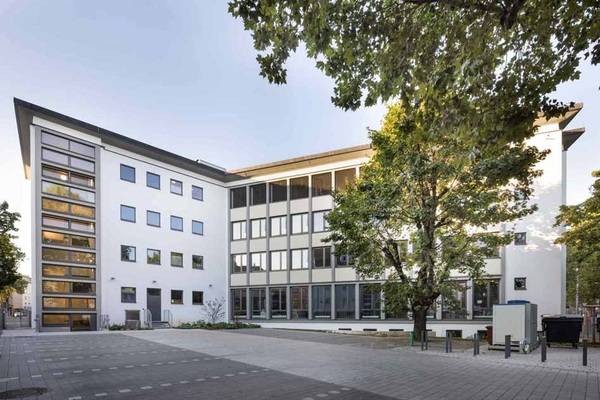 Der freistehende viergeschossige Bau prägt mit seinem L-förmigen Grundriss das Stadtviertel. Der freistehende viergeschossige Bau prägt mit seinem L-förmigen Grundriss das Stadtviertel.