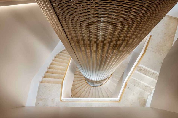 In das Treppenauge integrierten die Planer einen Aufzug. Heute ist die AOK-Verwaltung barrierefrei. In das Treppenauge integrierten die Planer einen Aufzug. Heute ist die AOK-Verwaltung barrierefrei.