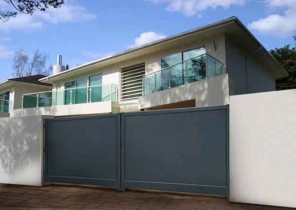 Wenn es um breite Toreinfahrten geht, sind die neuen Drehtore von Berner-Supeero eine echte Alternative zu Schiebetoren. 