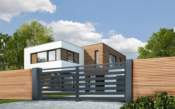 Die Tore passen sich jeder Umgebung an. Möglich sind verschiedene Ausführungen – von Zaun- über Paneel- bis hin zu Glattblechoptik.