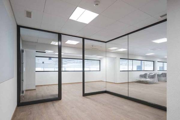 Mit der Ecklösung Contraflam Structure Corner, die ohne Eckprofile auskommt, konnten Ganzglasecklösungen verwirklicht werden, die mehr Transparenz denn je zuvor ermöglichen. 