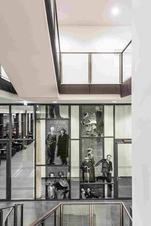 Das in Schwarz-Weiß gehaltene und sich über Erd- und Untergeschoss erstreckende Kunstwerk aus Brandschutzglas CONTRAFLAM EI 30 im Institut für Physik der Universität Rostock wirkt beruhigend und klar. 