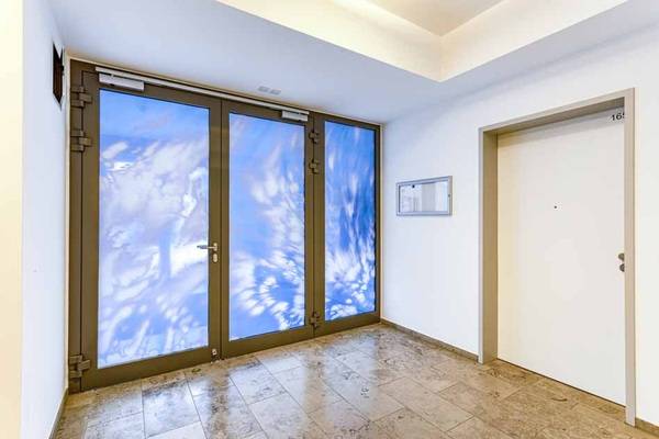 In den Treppenhäusern der Residenz am Postplatz in Dresden überrascht eine außergewöhnliche Gestaltungsidee: Die Brandschutztüren wurden mit Himmelsmotiven der Künstlerin Julia Bornefeld digital bedruckt.