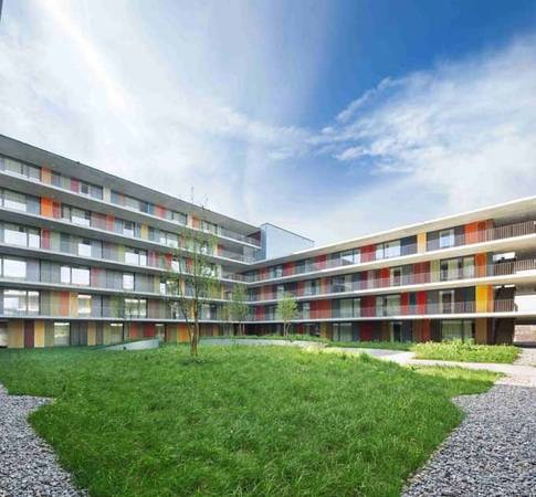 Eidgenössische Technische Hochschule Lausanne: Die bunten Brandschutzgläser prägen den Charakter der Fassade. 