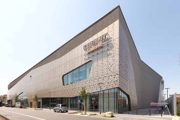 Der Entwurf des international tätigen Büros Chapman Taylor für Architektur und Städtebau gliedert sich in zwei Gebäudeteile, die … 