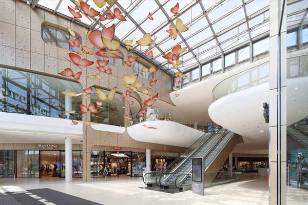 Stilbildend ist die wellenförmige Fassade aus messingfarbenem Aluminium und Glas. 