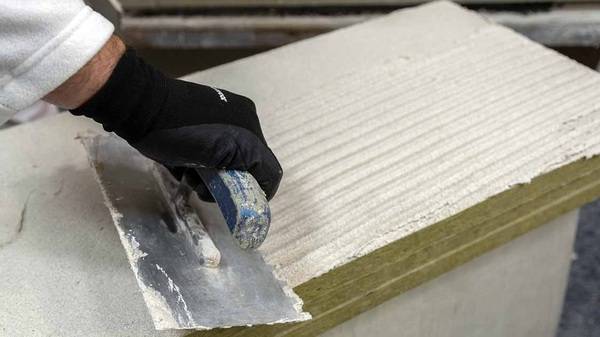 Der Kleber wird auf den Dämmplatten ohne Grundierung vollflächig mittels Zahntraufel aufgebracht. Außerdem wird der Klebemörtel vollflächig auf dem vorbereiteten Untergrund vorgezogen. Der Kleber wird auf den Dämmplatten ohne Grundierung vollflächig mittels Zahntraufel aufgebracht. Außerdem wird der Klebemörtel vollflächig auf dem vorbereiteten Untergrund vorgezogen.