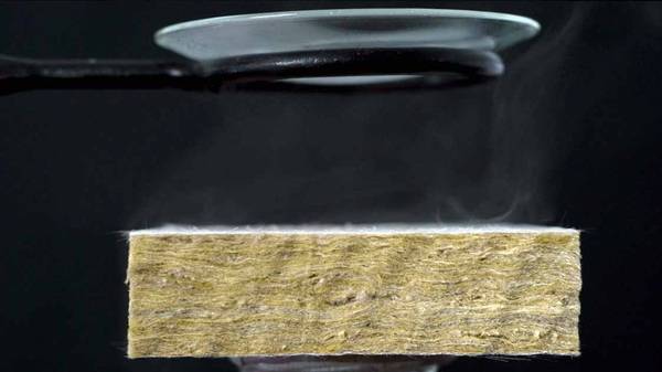 Die Inneo-Innendämmplatte HECK Comfortrock ID ist diffusionsoffen. Wasserdampf diffundiert problemlos hindurch.