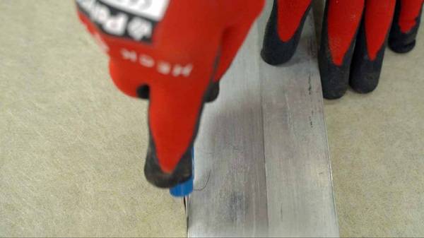 Die Inneo-Innendämmplatte HECK Comfortrock ID kann einfach und tadellos mit einem Cuttermesser zugeschnitten werden. Die Inneo-Innendämmplatte HECK Comfortrock ID kann einfach und tadellos mit einem Cuttermesser zugeschnitten werden.