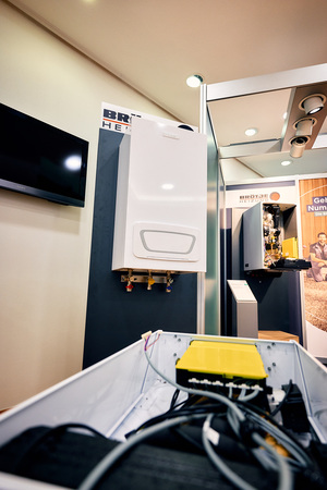 In einem typischen Fall soll das Kit 65, vorne im Bild, im Zuge eines Kesseltausches eingesetzt werden. Der Aufhängungsort muss frostfrei sein.