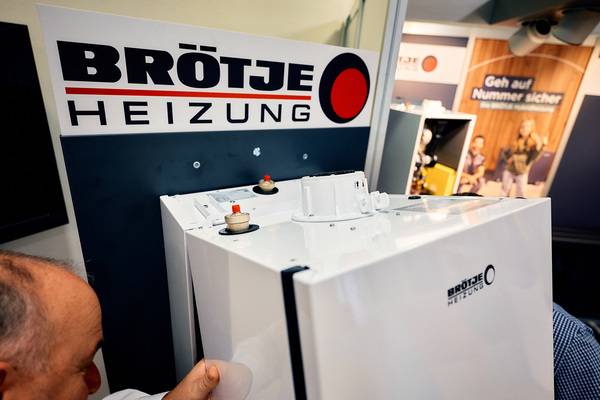 Das Einhängen des Kessels in den Halterungsschienen am Kit 65 ist der einzige Arbeitsschritt, der unbedingt von zwei Personen gemeinsam vorgenommen werden sollte.