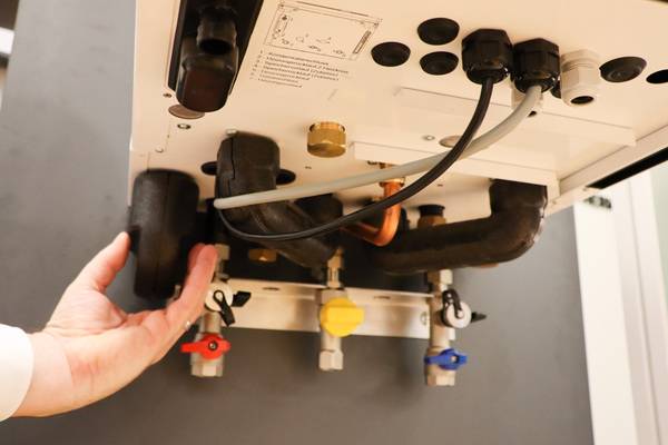 Ebenfalls im Lieferumfang enthalten sind die Leitungen für die Installation am Gasanschluss, außerdem U-Rohrleitungen mit Dämmung für den Vor- und Rücklauf der Wärmepumpe (Anschluss der Wärmepumpe kann rechts- oder linksseitig erfolgen).