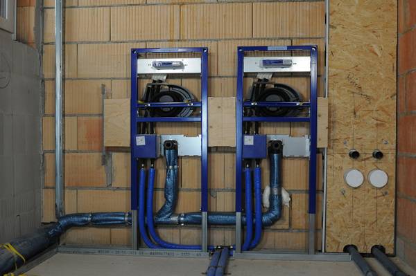 Das Montageelement für den Geberit ONE Doppelwaschtisch im großen barrierefreien Bad im Erdgeschoss: Das Montageelement hinter der Wand schafft die Voraussetzungen für die Montage der ONE Sanitärprodukte vor der Wand, wie zum Beispiel die ONE Wandarmatur.