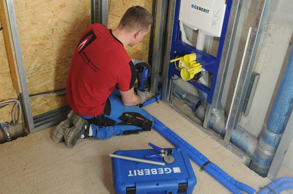 In allen Bädern wurden Sigma-Unterputzspülkästen installiert. Hier zu sehen: Der Anschluss der FlowFit-Versorgungsleitung an den Spülkasten.