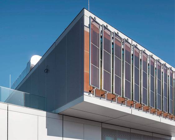 Die Integration von beweglichen Bauelementen in Fassaden bietet zahlreiche ­Vorteile und eröffnet mit Photovoltaikzellen neue gestalterische Horizonte.