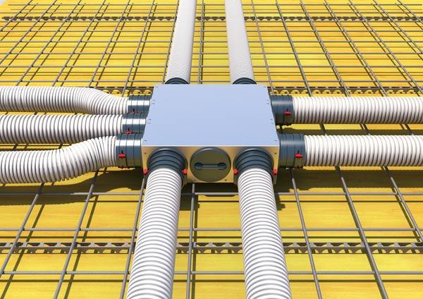 Um die Verlegung der Lüftungsrohre so flexibel wie möglich zu gestalten, verfügt das Verteilelement über Anschlussmöglichkeiten auf allen vier Seiten. 