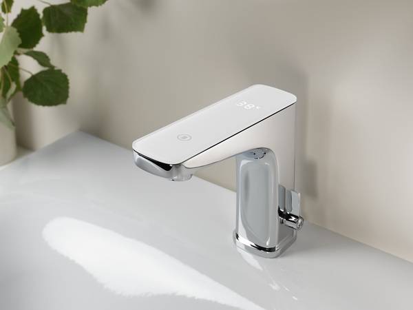 Für eine Senkung des Wasserverbrauchs und mehr Hygiene im Bad ist die berührungslose Waschtischarmatur der Serie AquaXPro mit Infrarotsensor erhältlich. Das weiße Glaspaneel stellt die Wassertemperatur digital dar. 