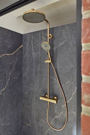 Das Shower-Set AquaXPro 100 Thermostat bietet gripoptimierte Elementen und vielfältige Strahlarten. Die höhenverstellbare Wandanbindung erleichtert Renovierungen, während die Auswahl an Farben perfekte Badezimmeranpassungen ermöglicht. 