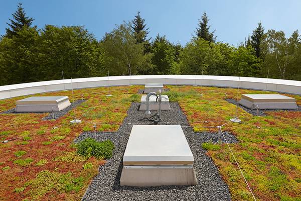 Bei der Bemessung muss einkalkuliert werden, dass Lichtkuppeln und Dachaufbauten die speicherfähigen Flächen reduzieren