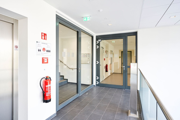 Im Zusammenspiel mit Verglasungswänden entstehen elegante, hochtransparente Brandschutzlösungen. Aufgrund der falzoffenen Profile bleibt die Konstruktion dabei besonders variabel und kann bei Umnutzungen neuen Normforderungen angepasst werden.