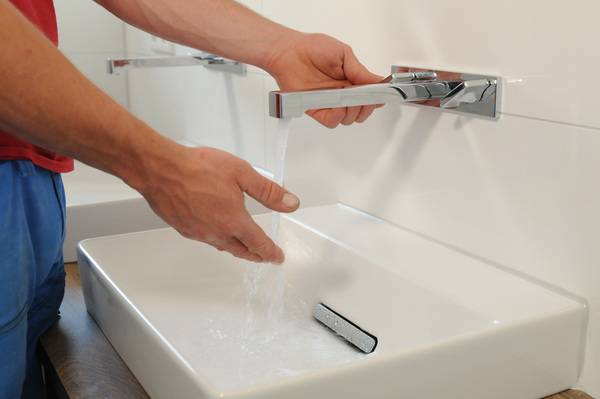 Die Geberit One Wandarmatur ist exakt auf die Innenstruktur der Waschtische mit horizontalen CleanDrain Ablauf abgestimmt. 