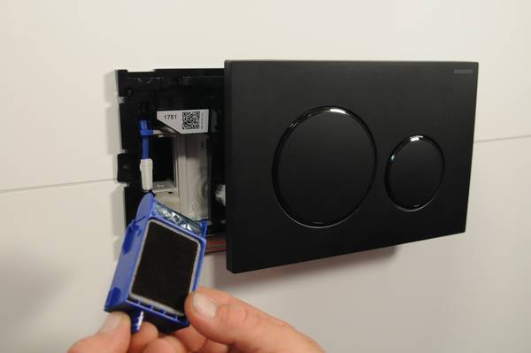 Das DuoFresh Modul lässt sich einfach mit den meisten Betätigungsplatten der Sigma-Baureihe kombinieren. Die Spülkastensticks werden bequem in einem Einschub hinter der Betätigungsplatte platziert.