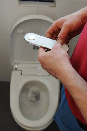 Nach der Montage ist das Dusch-WC mit nur einem Knopfdruck aktiviert und bereit zur Nutzung. Die Steuerung des Dusch-WCs erfolgt dann intuitiv über die Fernbedienung oder die Geberit Home App.