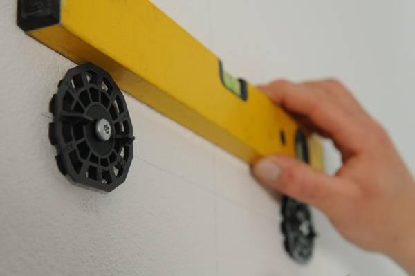 Dank einer durchdachten Befestigungslösung lassen sich die Geberit Option Lichtspiegel mühelos und sicher montieren.