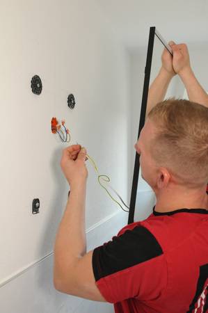 Die bereits an der Wand montierte Halterung lässt sich nachjustieren, sodass Höhenunterschiede mit einem Spielraum von 5 mm ausgeglichen werden können. 